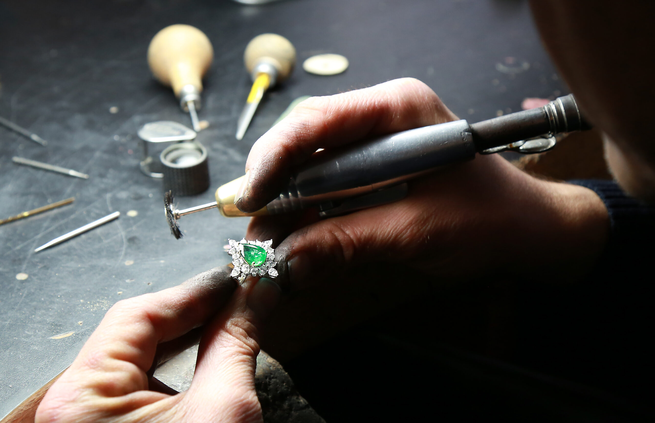 Creazione gioielli con smeraldo