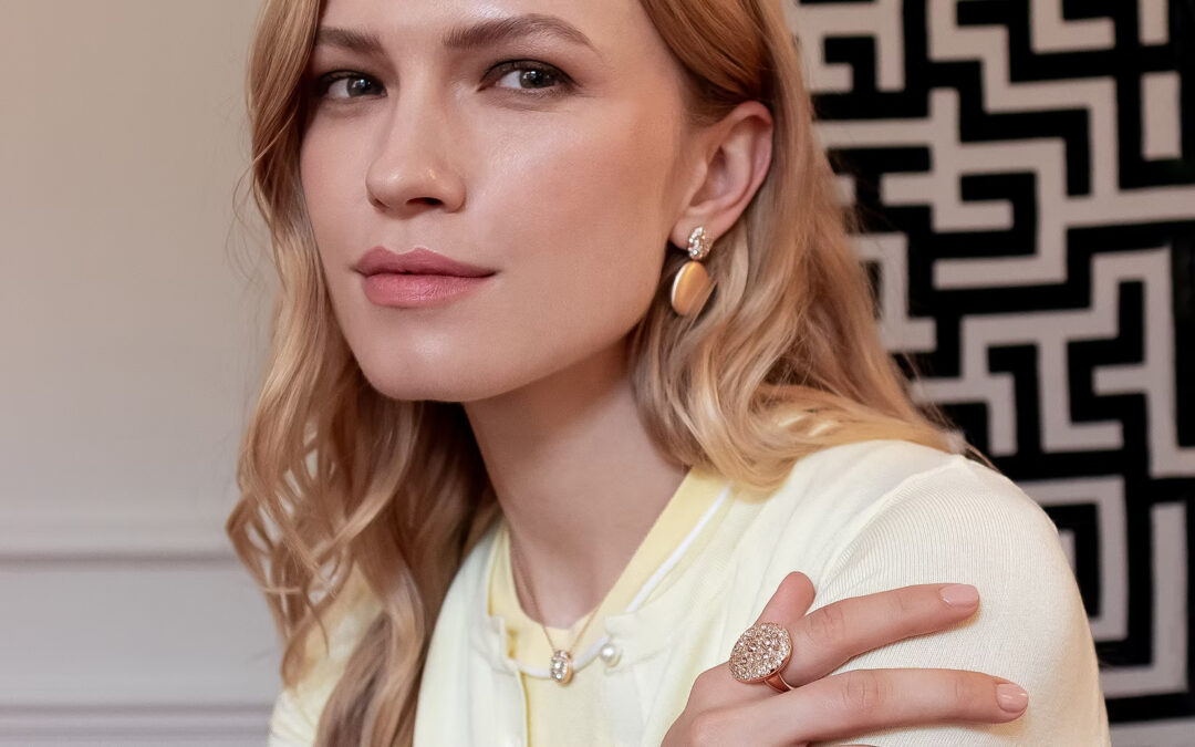 Dal collo alto alla sciarpa: scegliere i gioielli giusti per l’autunno e l’inverno